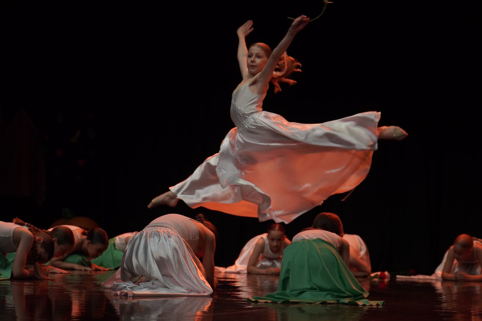 Tancerka All Dance w skoku podczas występu na scenie